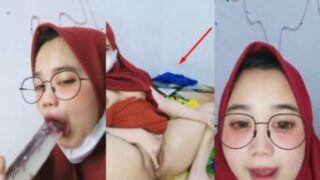 Berlyna Gadis Hijab Nakal Colok Memek Tembem