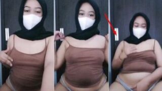 Ziraaa Gadis Jilbab Semok Tidak Pakai BH Elus Meki