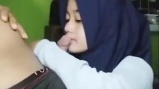 Gairah Cewek Berkerudung Cantik Sepong Kontol